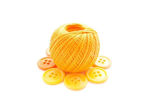 Желтые кнопки и клубок ниток — стоковое фото