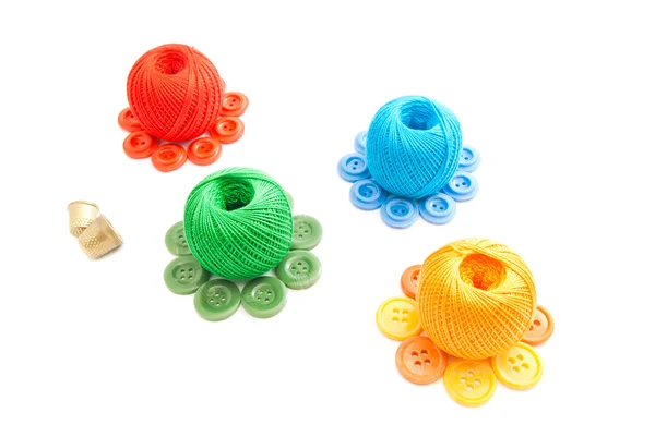 Dedais, botões de plástico e bobinas de rosca — Fotografia de Stock