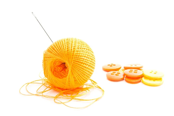 Spool av tråd och orange knappar — Stockfoto