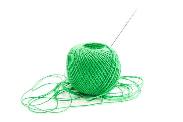 Spole av grön tråd och nål — Stockfoto