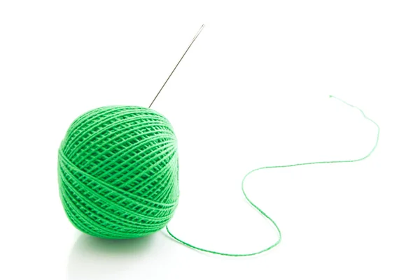 Carrete de hilo verde y aguja en blanco — Foto de Stock