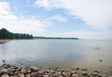 Bir yaz gününde kıyısındaki deniz feneri