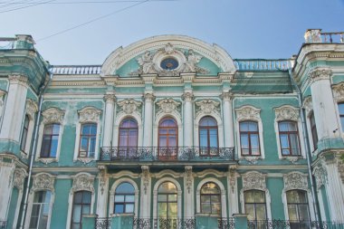 güneşli bir antika konak