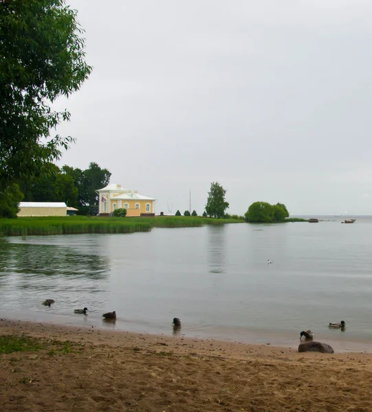 Huis aan de baai bewolkt zomerdag — Stockfoto