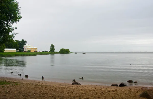 Mały dom nad zatoką na letni dzień — Zdjęcie stockowe