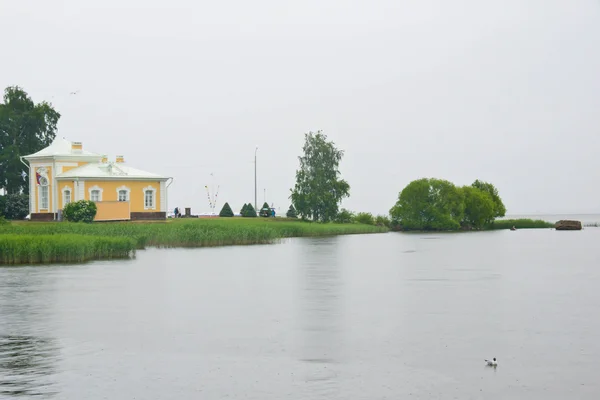 Hus på bay i molnigt väder — Stockfoto