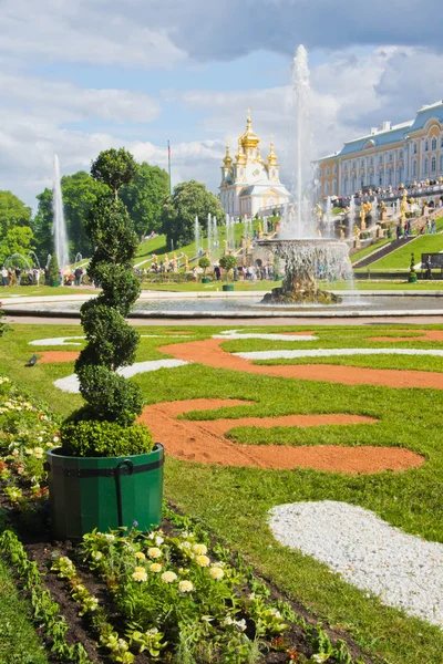 Церковь, дворец и фонтаны в день — стоковое фото