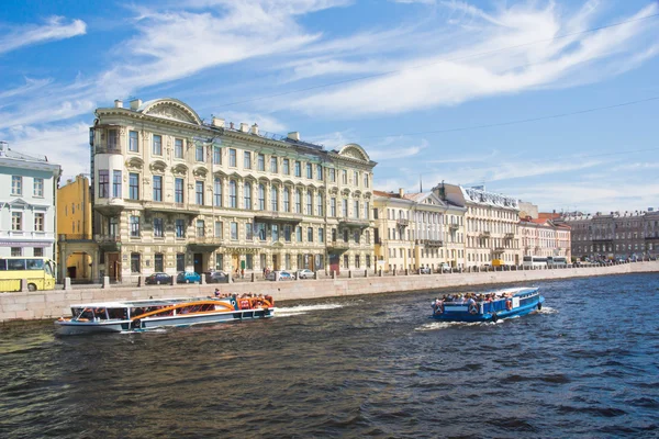 Приємні човни на річці — стокове фото