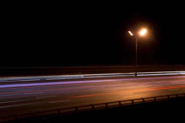 Lampadaire sur l'autoroute le soir — Photo