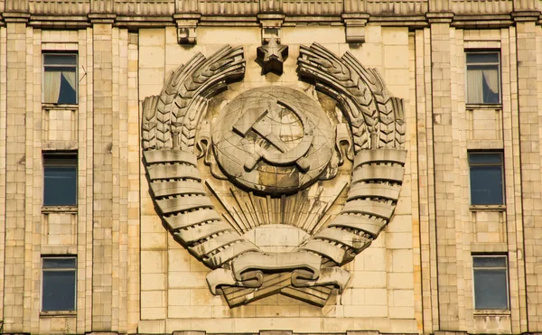 Emblema de la Unión Soviética en la fachada del edificio — Foto de Stock