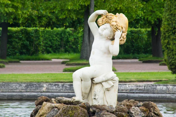 Junge Figur auf dem Brunnen Stockbild