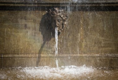 Antik kadın yüzlü güzel çeşme