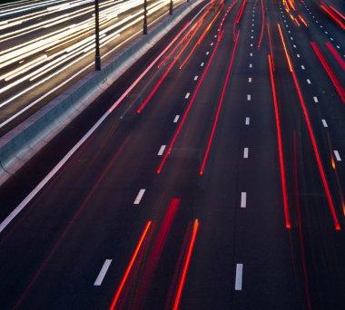 gece yolda yoğun trafik