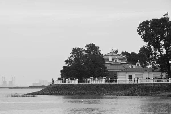 Дом на заливе чёрный и белый — стоковое фото