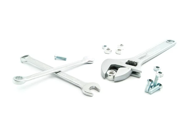 Schrauben, Bolzen und Schraubenschlüssel auf weiß — Stockfoto
