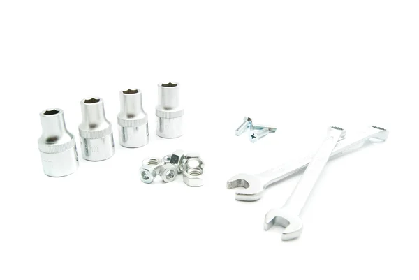Schraubenschlüssel, Köpfe und Schrauben auf weiß — Stockfoto