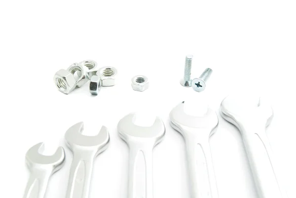 Parafusos e chaves diferentes no branco — Fotografia de Stock