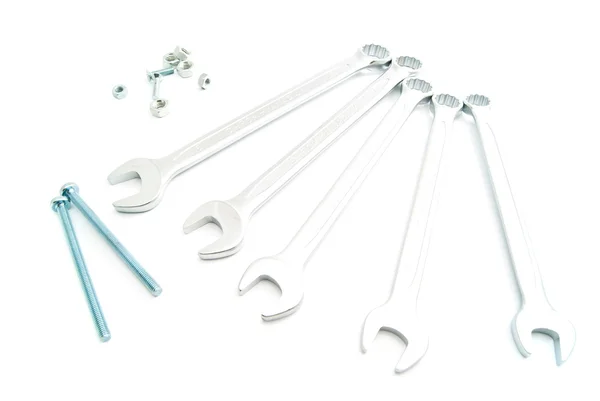 Chei și șuruburi pe alb — Fotografie, imagine de stoc