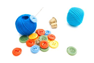 düğmeler, yüksükler ve beyaz iş parçacığında