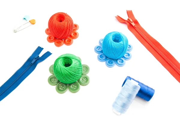 Zíper, dois dedais, fios e botões de plástico — Fotografia de Stock