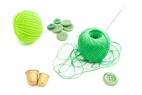 Spolar av tråd, fingerborgar och gröna knappar — Stockfoto