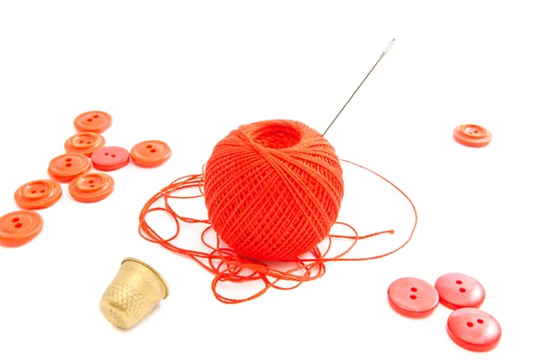 Carretel de fios, dedal e botões vermelhos — Fotografia de Stock