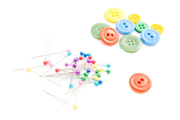 Pinos coloridos e botões de plástico — Fotografia de Stock