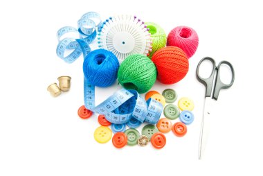 makas, metre, plastik düğmeler, yüksükler ve iş parçacığı