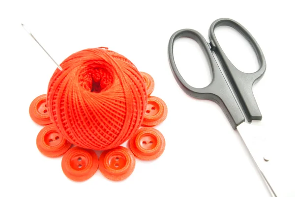 Botões de plástico vermelho, agulha, tesoura e linha — Fotografia de Stock
