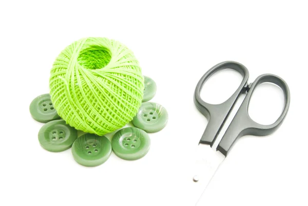 Зелені кнопки, ножиці і нитки — стокове фото