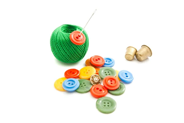 Agulha, botões coloridos, dedais e linha verde — Fotografia de Stock