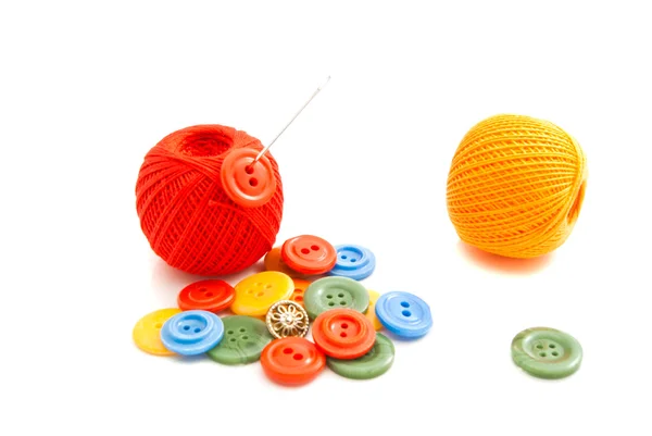 針、色付きのボタンと糸 — ストック写真