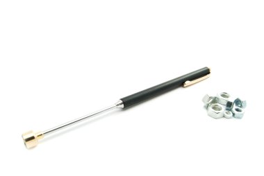 fındık ve mıknatıs yığını 