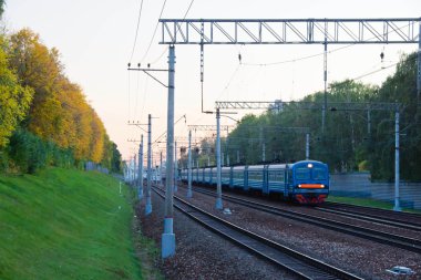 öğleden sonra Sonbahar Ormanı, demiryolu yakın