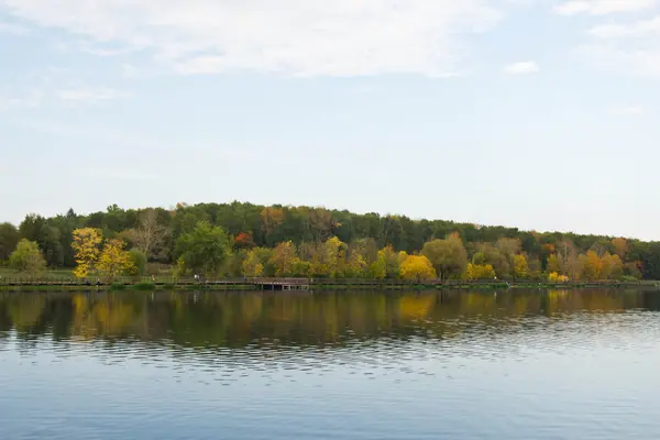 Herbstwald und See — Stockfoto