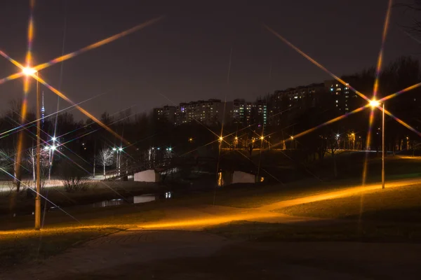 Brücke über den Fluss am Abend — Stockfoto