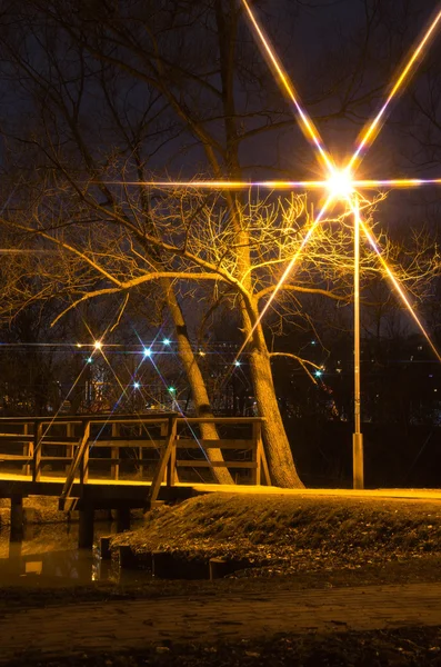 Holzbrücke über den Fluss — Stockfoto