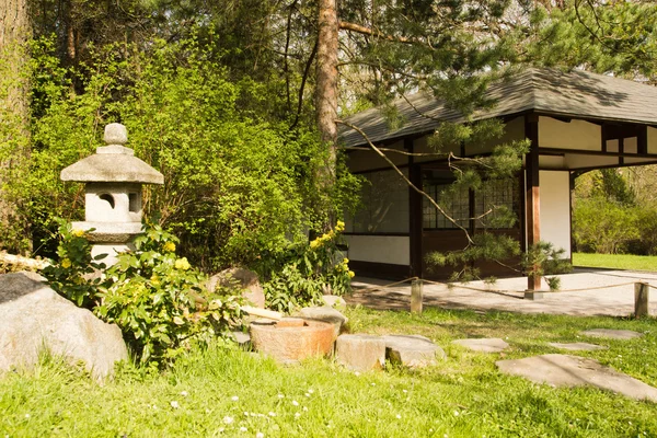 Dom w ogrodzie japońskim — Zdjęcie stockowe