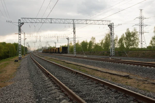 Tren de mercancías en las vías —  Fotos de Stock