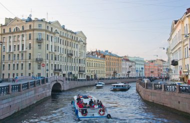 Nehirdeki Turist Teknesi 
