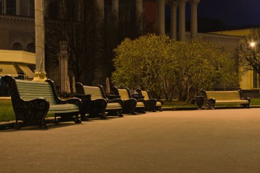 Yaz aylarında boş park banklar 