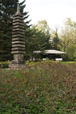 heykel ve Japon bahçe içinde bir ev