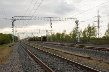 Bulutlu günde pistlerde tren
