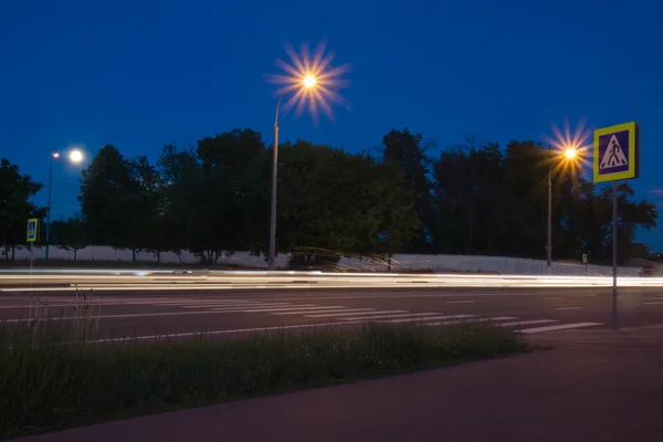 Gyalogos átkelő jele az út mellett — Stock Fotó