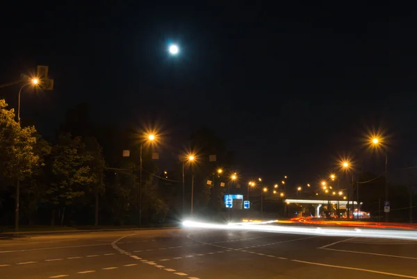 Trânsito automóvel em uma estrada — Fotografia de Stock