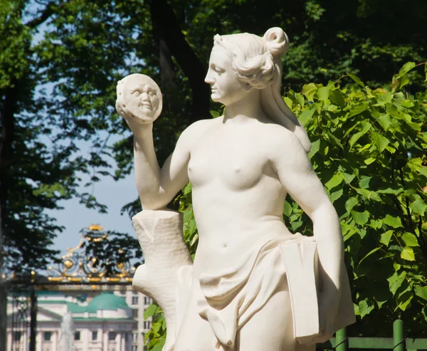 Escultura de mulher no parque — Fotografia de Stock