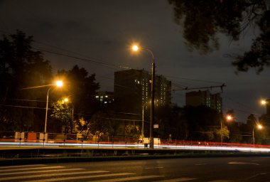 toplu taşıma araçları durdurmak ve geceleri yaya geçidi