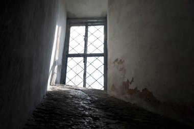 demir parmaklıklar arkasında pencere