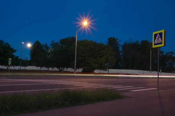 Geceleri road yakınındaki yaya geçidi işaret — Stok fotoğraf