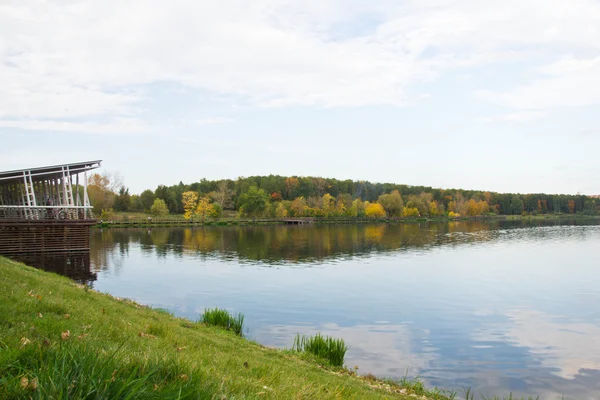 Steg am Ufer eines Teiches im Herbst — Stockfoto